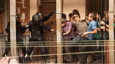 Antidistrubios (Movistar+): antidisturbios interviniendo en desahucio