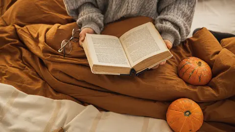 Chica con libro en la mano leyendo