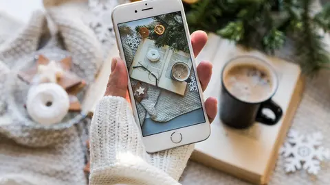 chica subiendo contenido a su perfil de bookstagram sobre libros