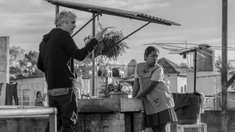 Alfonso Cuar&oacute;n, director de cine mexicano, durante el rodaje de Roma. Fuente: Europa Press