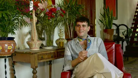 El dise&ntilde;ador Palomo Spain sonr&iacute;e en el sal&oacute;n de su casa-taller durante la entrevista