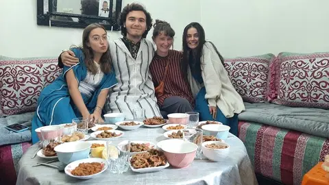 Pepe Romero Zapata junto a sus compa&ntilde;eras de piso
