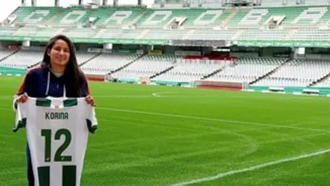 Korina en el estadio del C&oacute;rdoba CF con su nueva camiseta.   Foto_Korina Clavijo