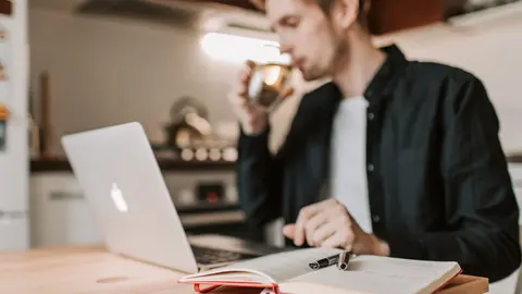 Joven teletrabajando