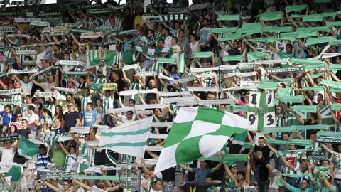 Aficionados del C&oacute;rdoba CF cantando el himno al comienzo de un partido.&nbsp;