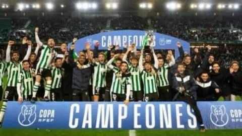 El C&oacute;rdoba Cf levantando la copa de la federaci&oacute;n
