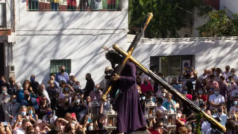 Multitud graba y hace fotos al Cristo del Gran Poder