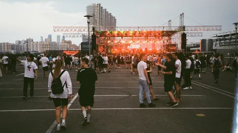 Personas en el recinto de un festival de m&uacute;sica