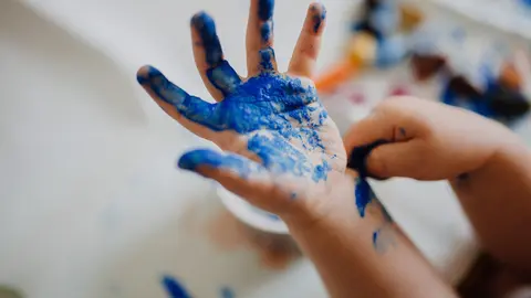 El color azul simboliza el autismo y es utilizado para representar esta condici&oacute;n.