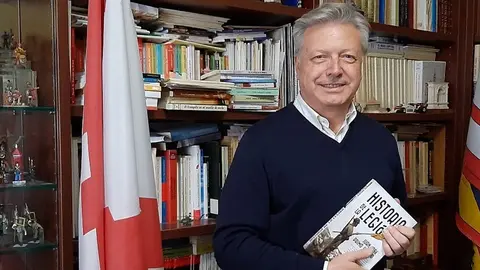 Juan Jos&eacute; Primo Jurado con su &uacute;ltimo libro Historia de la Legi&oacute;n. Foto: Mar&iacute;a Primo