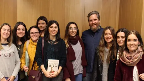 Alumnas GGPP Loyola con el periodista David Gistau