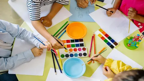 Ni&ntilde;os dibujando con acuarelas. Foto: Pexels, Yan Krukau