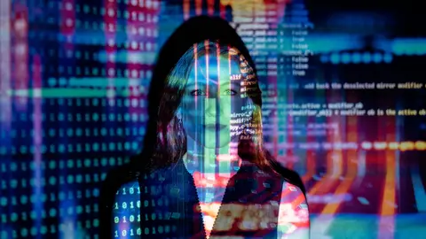 Inteligencia Artificial Foto de ThisIsEngineering: https://www.pexels.com/es-es/foto/codigo-proyectado-sobre-la-mujer-3861969/
