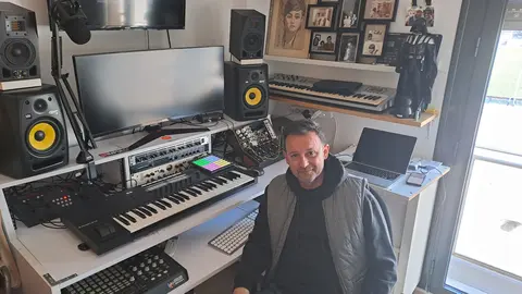 El DJ Ale Baquero en su estudio