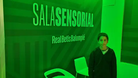 Antonio en la sala sensorial en el Benito Villamar&iacute;n en febrero de 2024. Imagen cedida por la familia