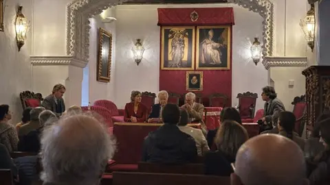 El fil&oacute;sofo Javier Gom&aacute; en la Real Academia sevillana de Buenas Letras, junto a la directora del Aula de Cultura de la Universidad Loyola, Emma Camarero; el director de la Real Academia, Pablo Guti&eacute;rrez-Alviz; y los acad&eacute;micos Antonio Narbona y Fernando Iwasaki. Foto: Mario Fern&aacute;ndez.