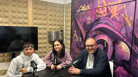 El sacerdote Sergio Codera y Ahmed durante la entrevista en la sala de podcast de la parroquia de Jes&uacute;s Obrero