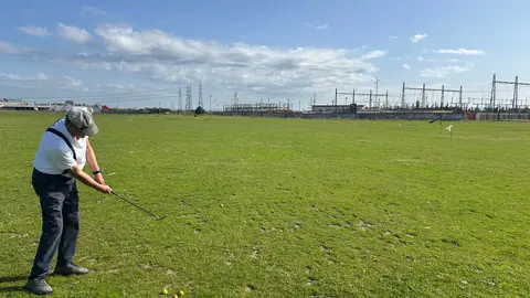 Paulino Garc&iacute;a jugando en el campo de golf improvisado