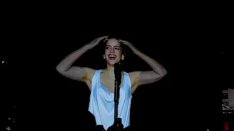 La cantante Rosal&iacute;a durante su actuaci&oacute;n sobre el r&iacute;o Guadalquivir en la premi&eacute;re de Berl&iacute;n (Netflix). Imagen: Mar&iacute;a Pareja