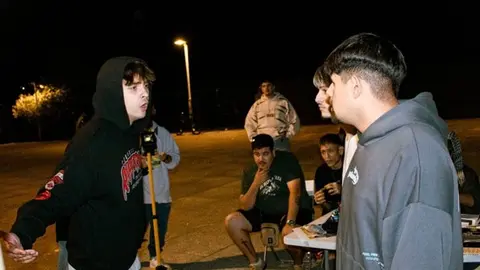Los freestylers Nacho RG y Gerdo enfrent&aacute;ndose en una de las batallas de parque que se realizan con frecuencia cada fin de semana en Sevilla