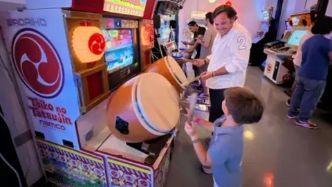 Jugando entre generaciones: El legado vivo de los salones arcade