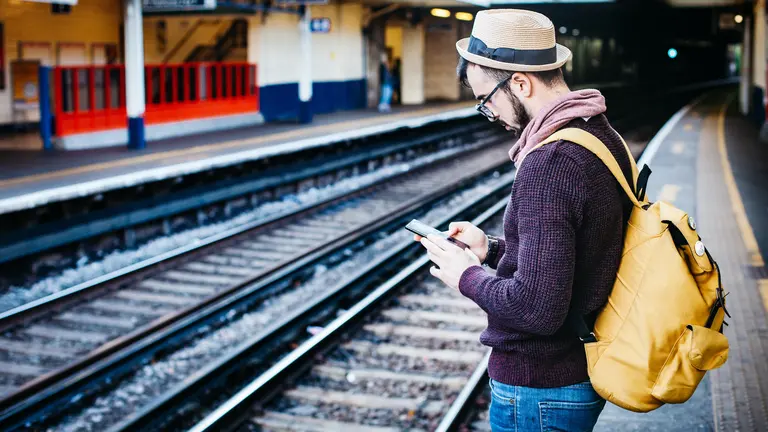 Foto de Clem Onojeghuo: https://www.pexels.com/es-es/foto/hombre-con-sudadera-con-capucha-marron-de-pie-delante-del-tren-211052/