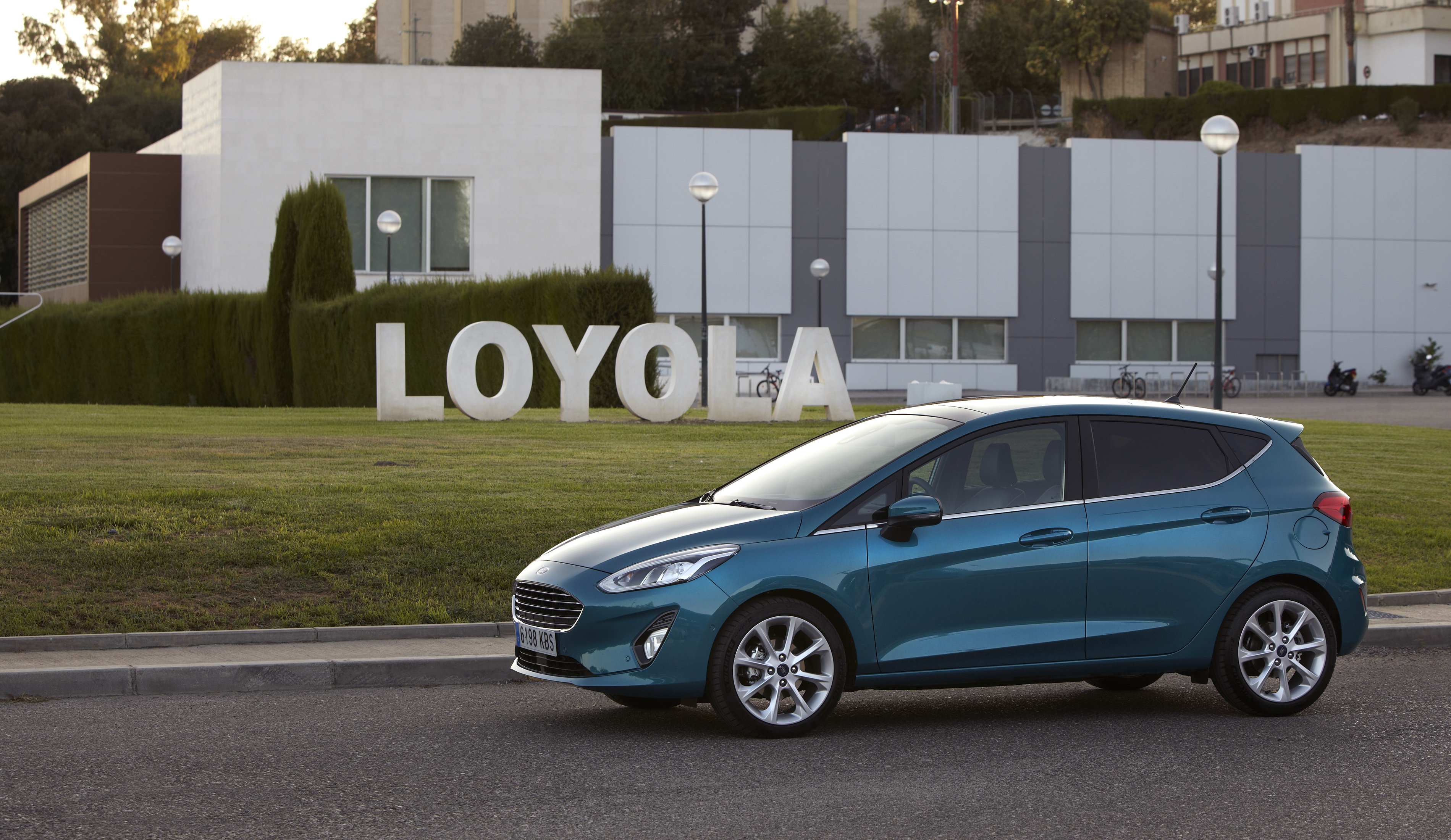 Ford Fiesta Titanium azul estacionado en la universidad Loyola