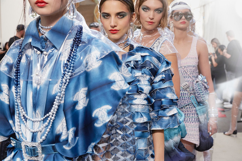 Backstage del desfile / Foto vía www.chanel.com