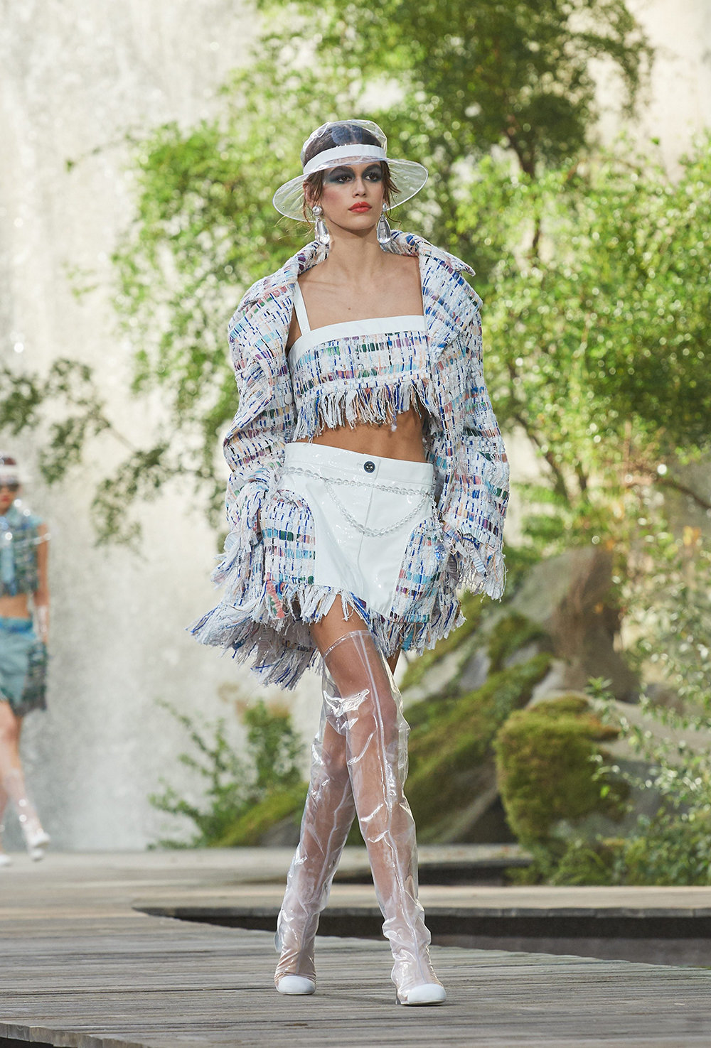 Kaia Berger abriendo el desfile / Foto vía www.chanel.com