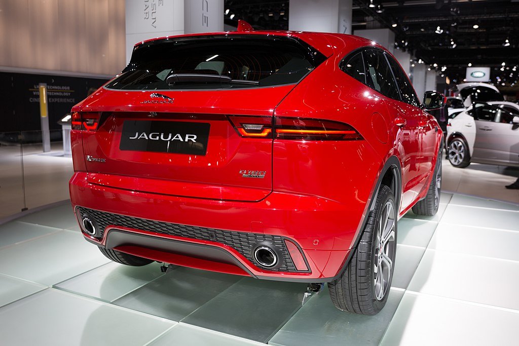 Jaguar E Pace de color rojo, es igual al F Pace pero con motor eléctrico.