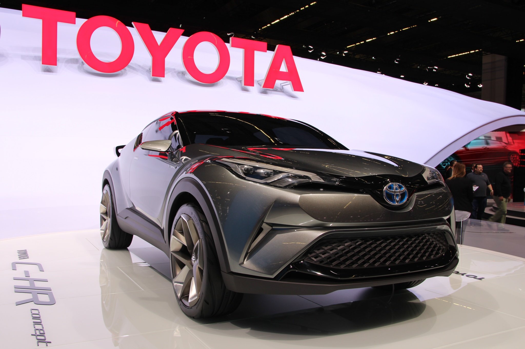 El nuevo Toyota C-HR tiene una carrocería más deportiva.