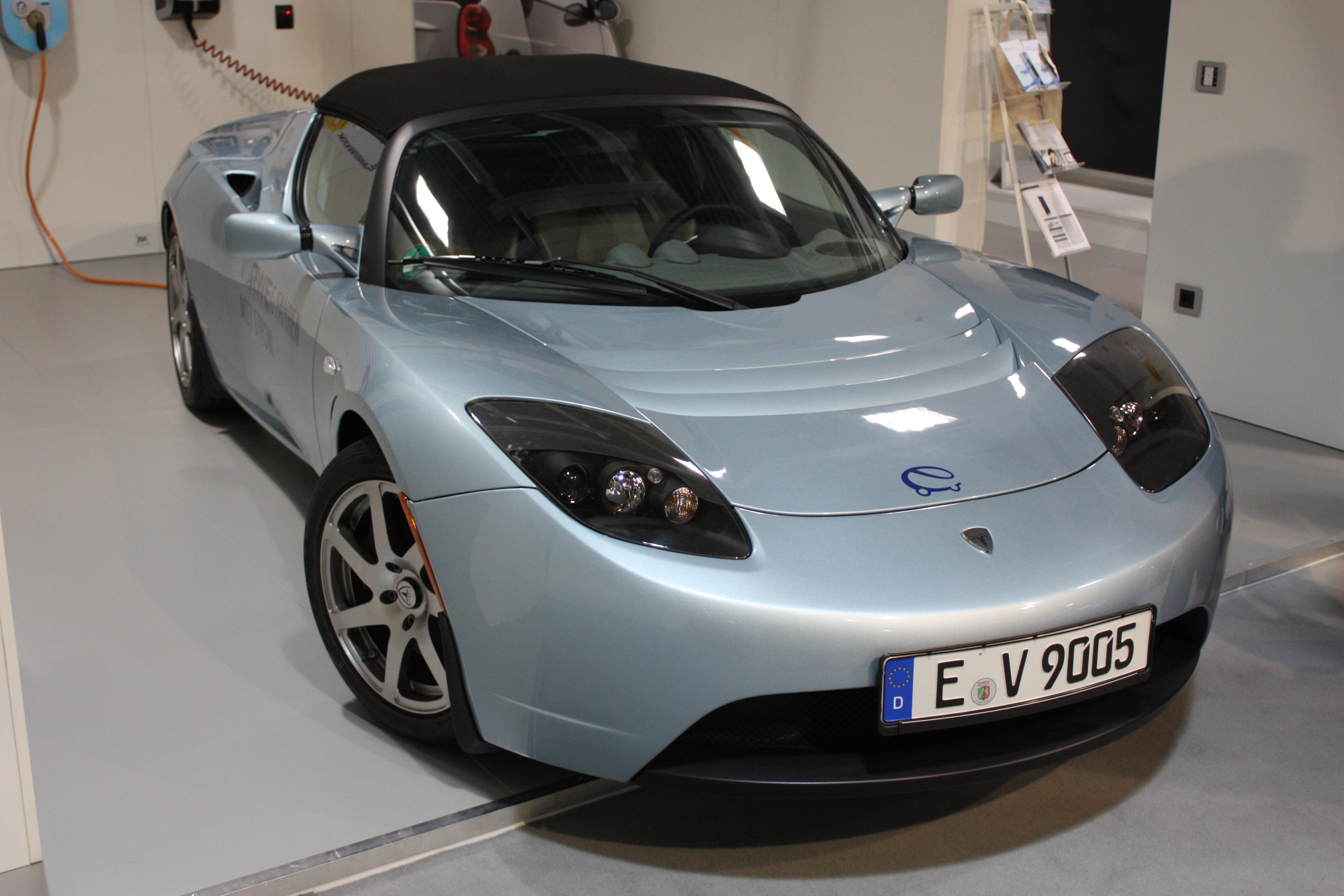 Tesla Roadster de color gris.Destaca por su concepción como deportivo de lujo eléctrico.