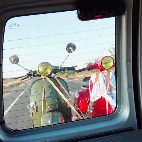 Vespas en el remolque. Foto: Macarena Barroso