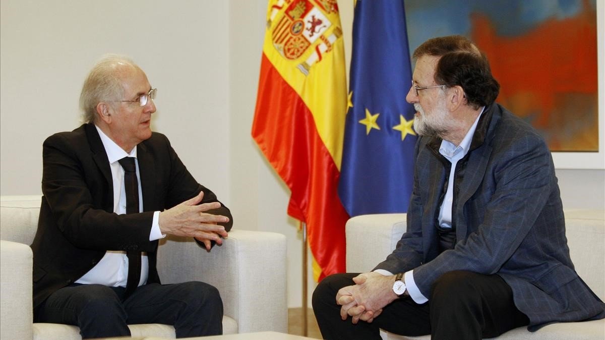 GRAF1288  Madrid  Spain   18 11 2017 - Spanish Prime Minister  Mariano Rajoy  R   speaks with Venezuelan opposition member and former mayor of Caracas  Antonio Ledezma  during their meeting at the Palace of La Moncloa in Madrid  Spain  18 November 2017  Ledezma  who has been under house arrest since 2015 without a trial  managed to escape undetected from his home and crossed the Colombia-Venezuela border on 17 November   Espana  EFE EPA JAVIER LOPEZ