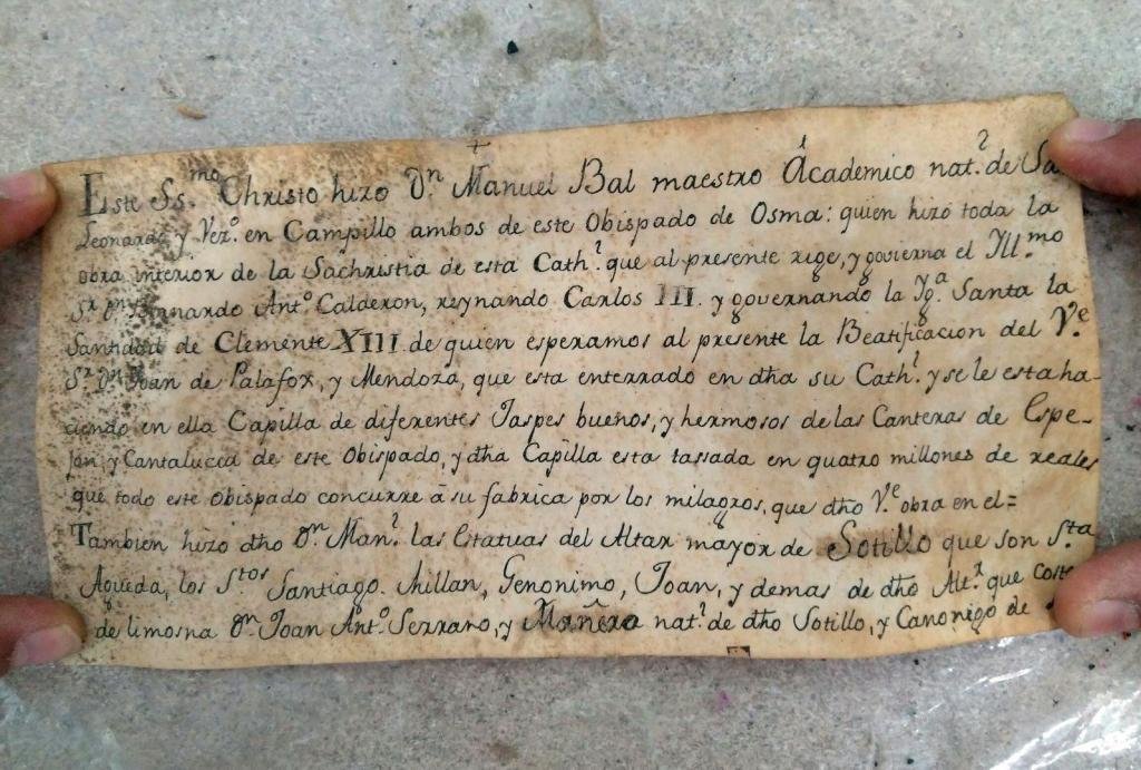 Manuscrito escondido y extraido de las nalgas de un Cristo.
