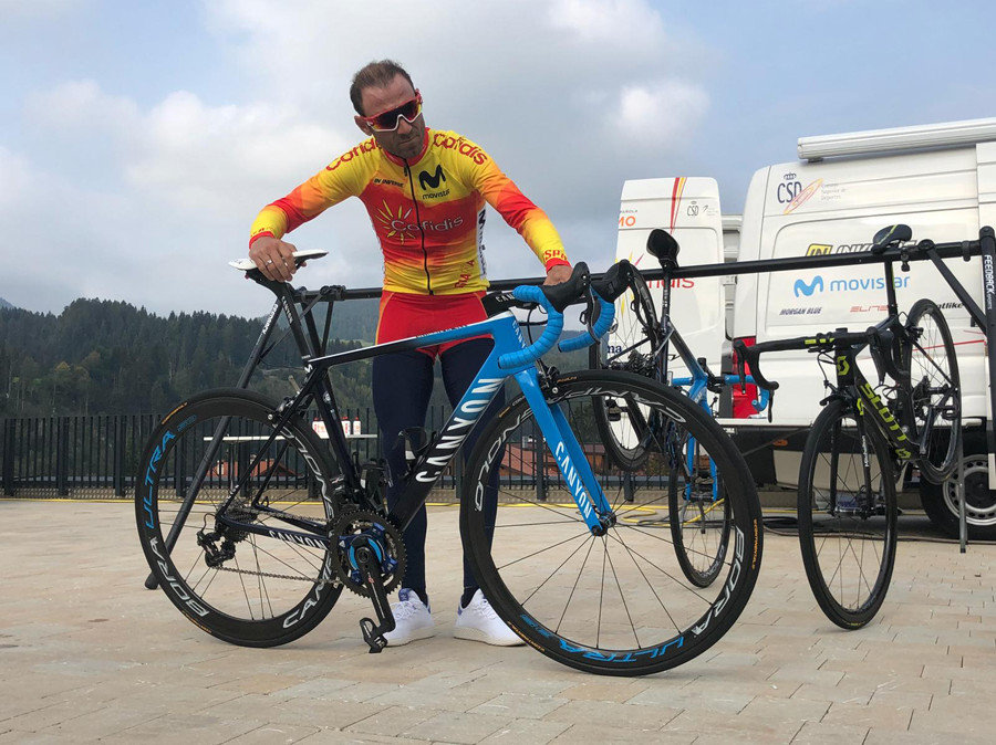 Alejandro Valverde junto a su bicicleta
