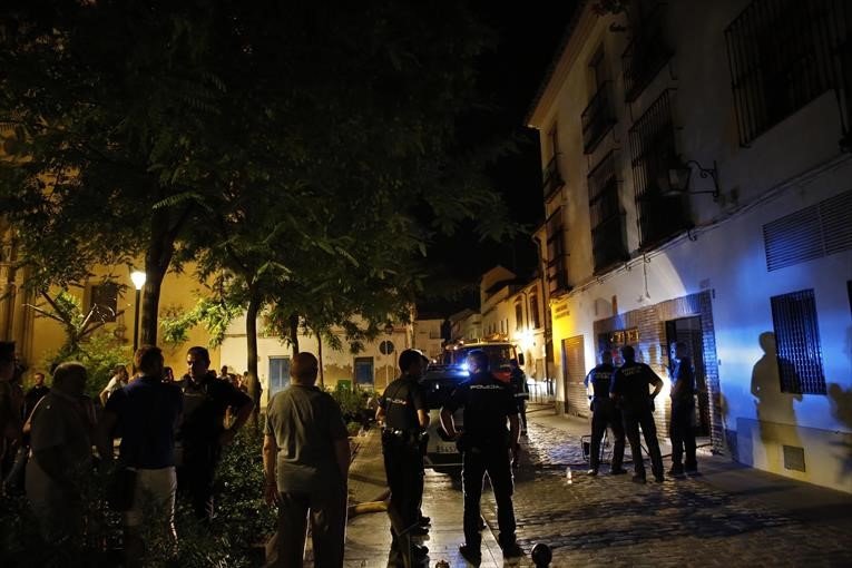Bomberos y policías en la zona del mortal incendio de San Agustín. –MANUEL MURILLO.