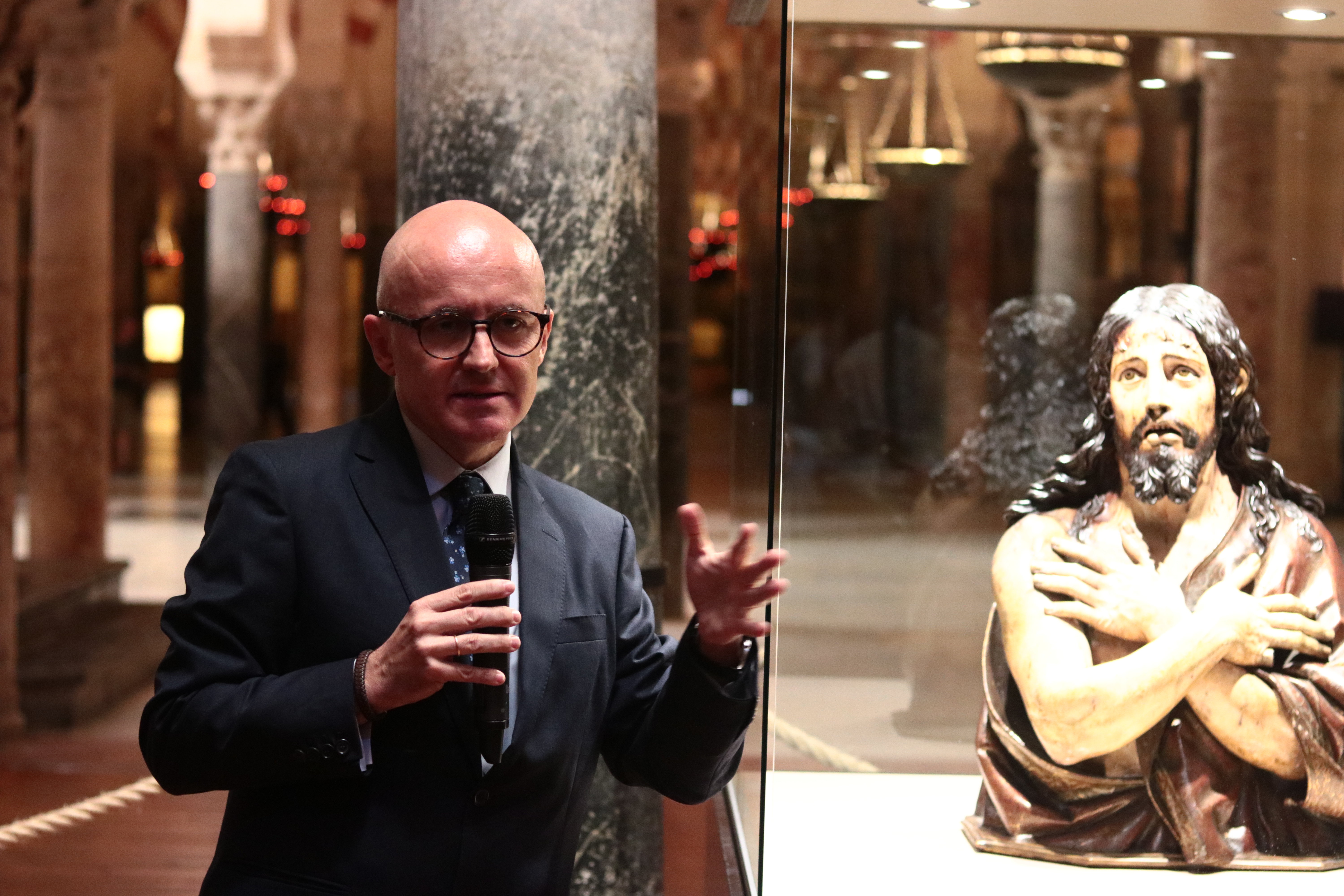 Manuel Jesús Roldán comisario de la obra artística junto al Ecce Homo de Felipe de Ribas (Fotografía: Rafael Velasco)