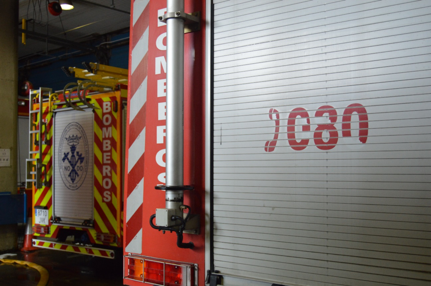 Parte trasera de los camiones de bombero en el garaje del parque.