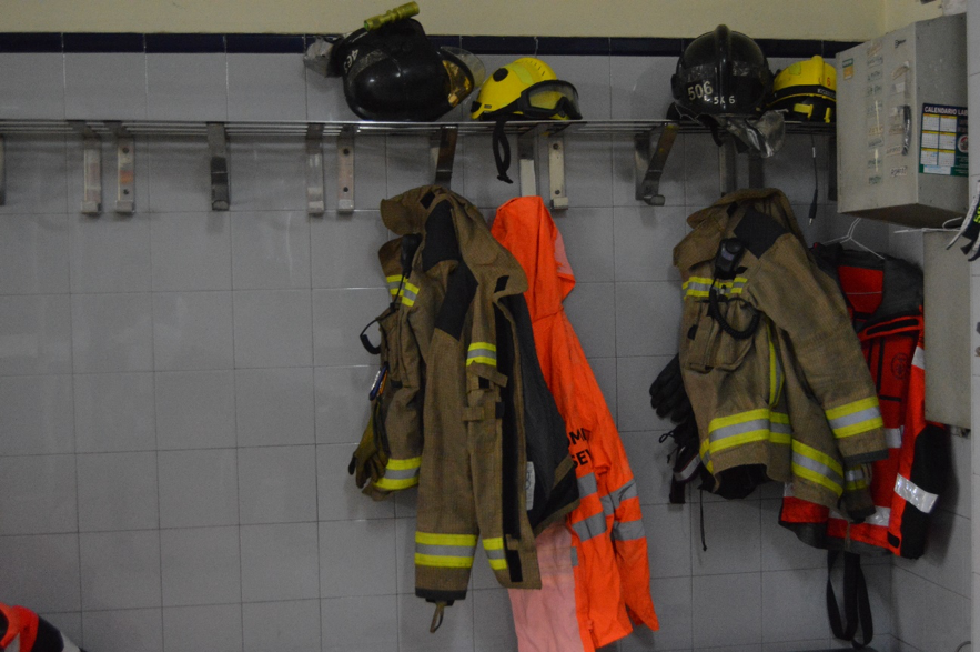 Uniformes de bombero preparados para las salidas.
