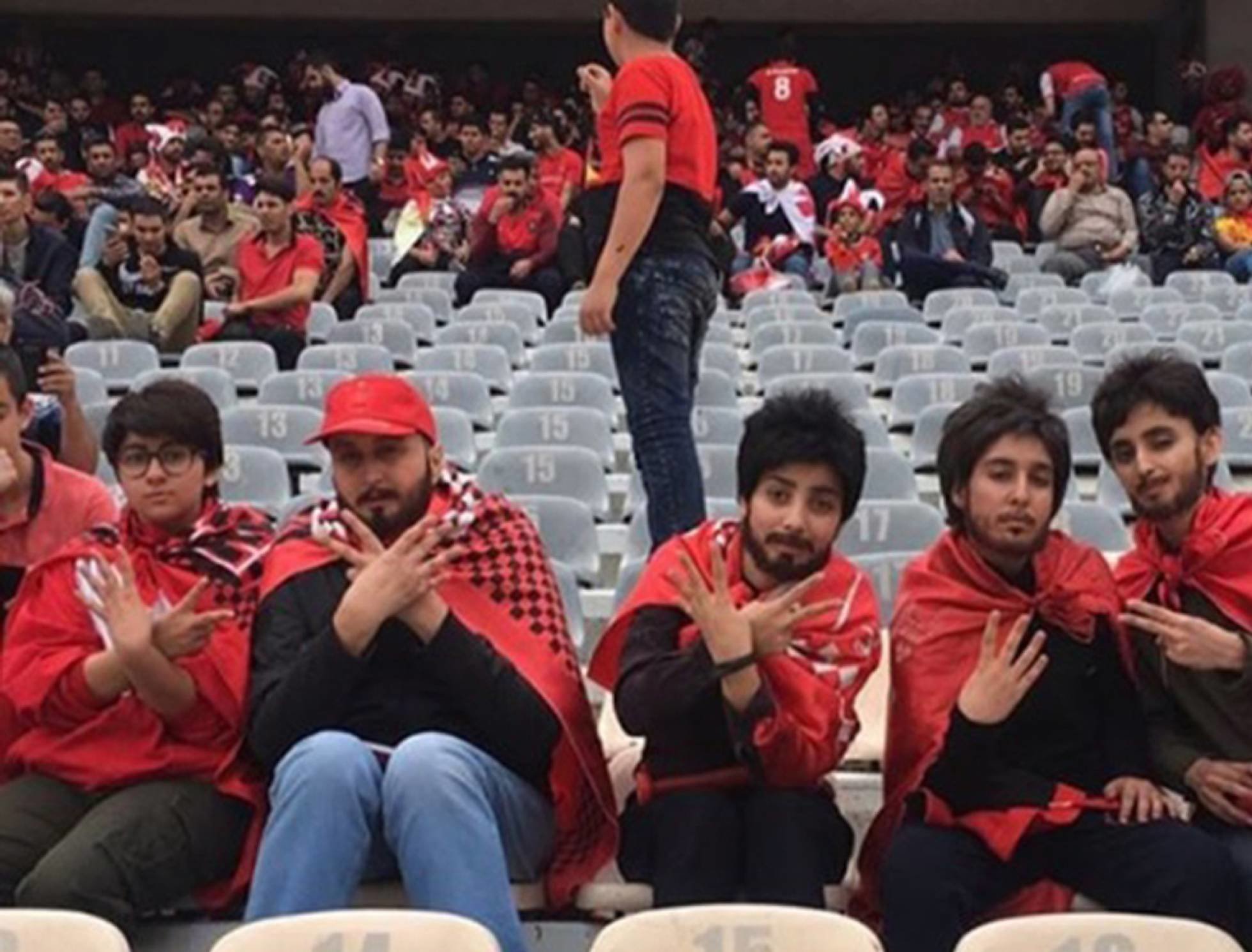 cinco mujeres iraníes disfrazadas de hombres para poder asistir a un partido de fútbol  @SHABNAM_RED