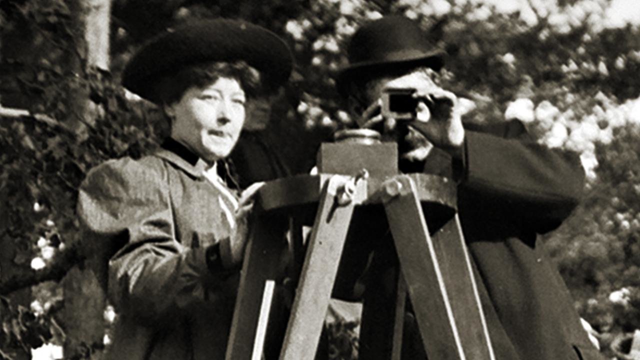 Alice Guy Blaché dirigiendo la grabación de una película.
