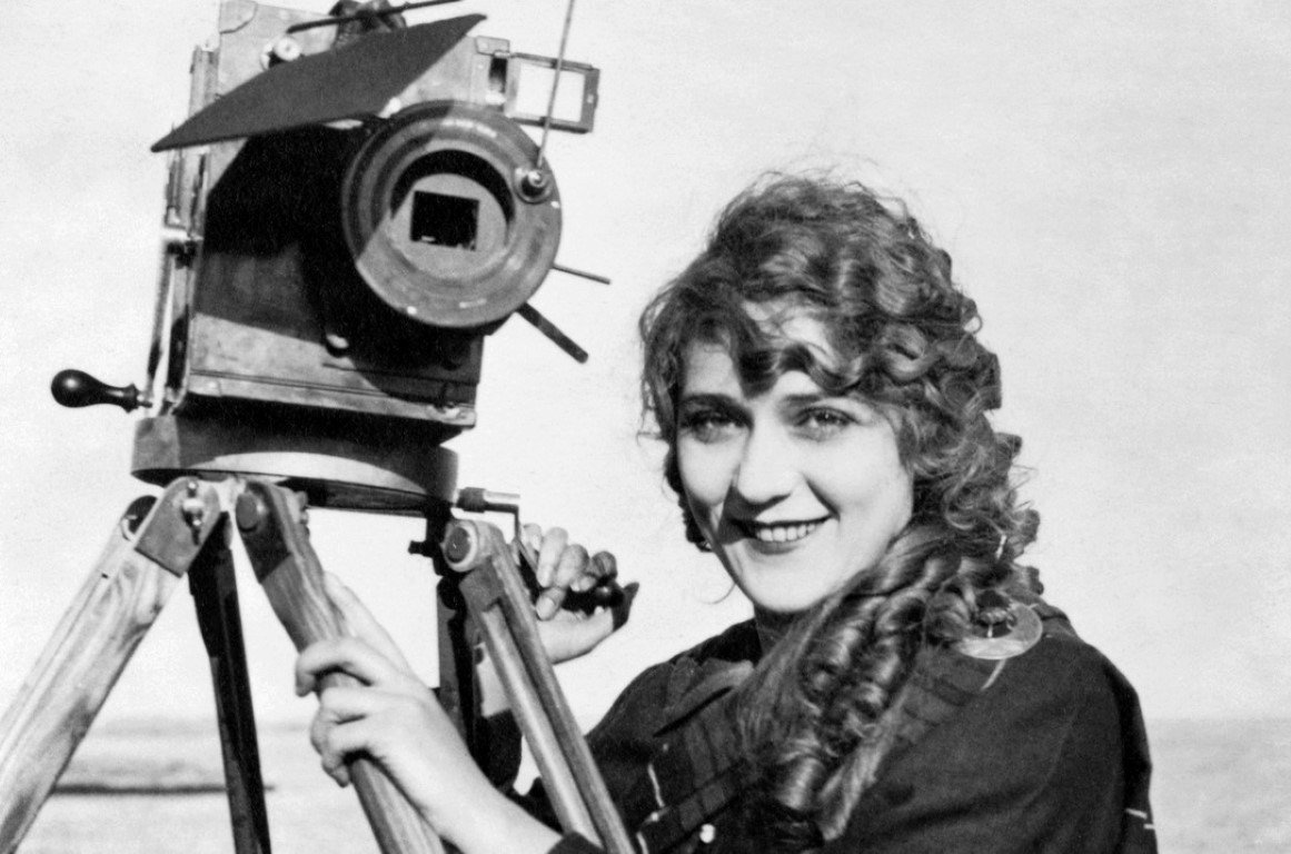 Alice Guy Blaché junto a su cámara de grabación.