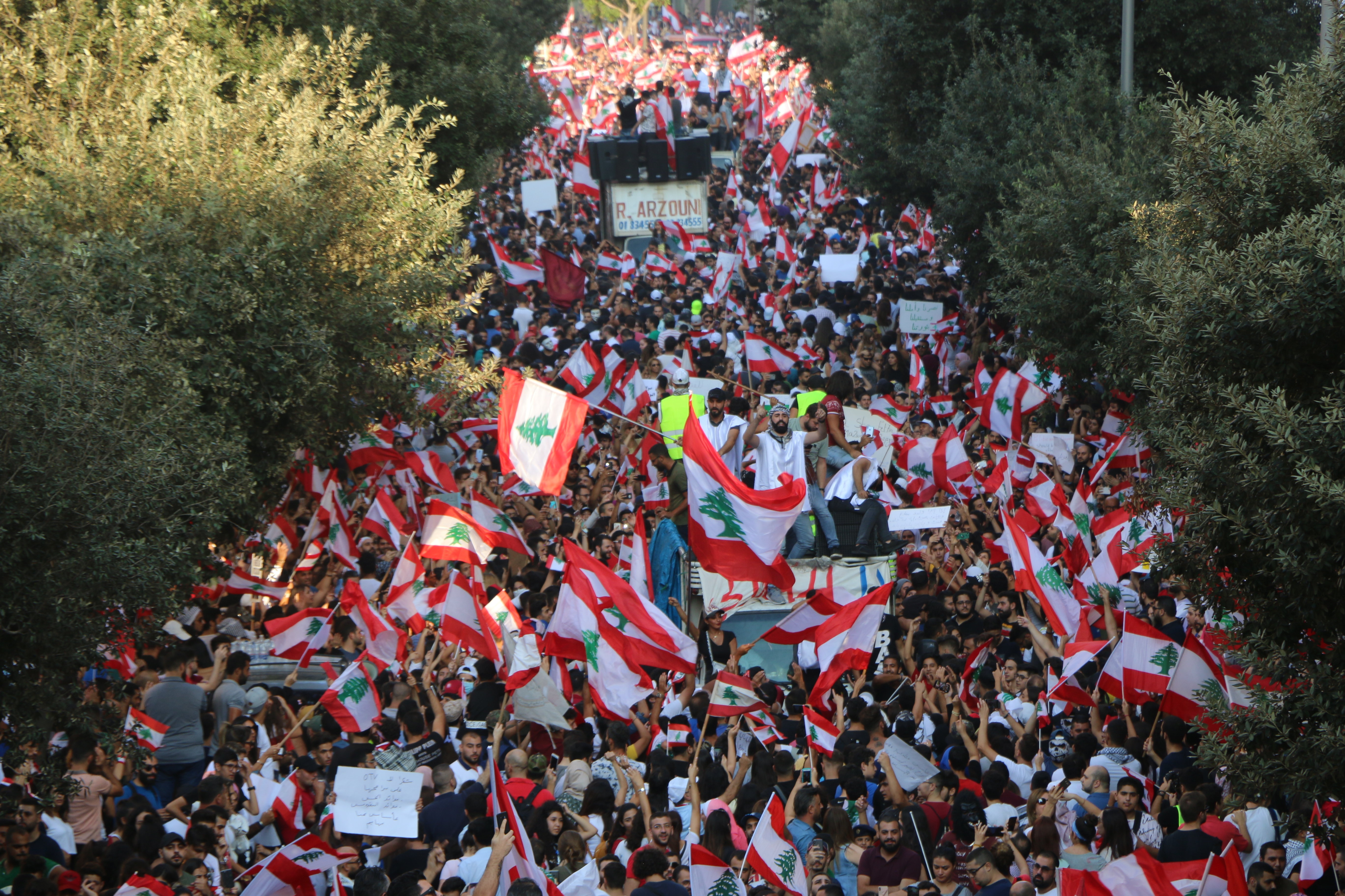 Calles de Beirut llenas de banderas con miles de personas durante las protestas en Líbano