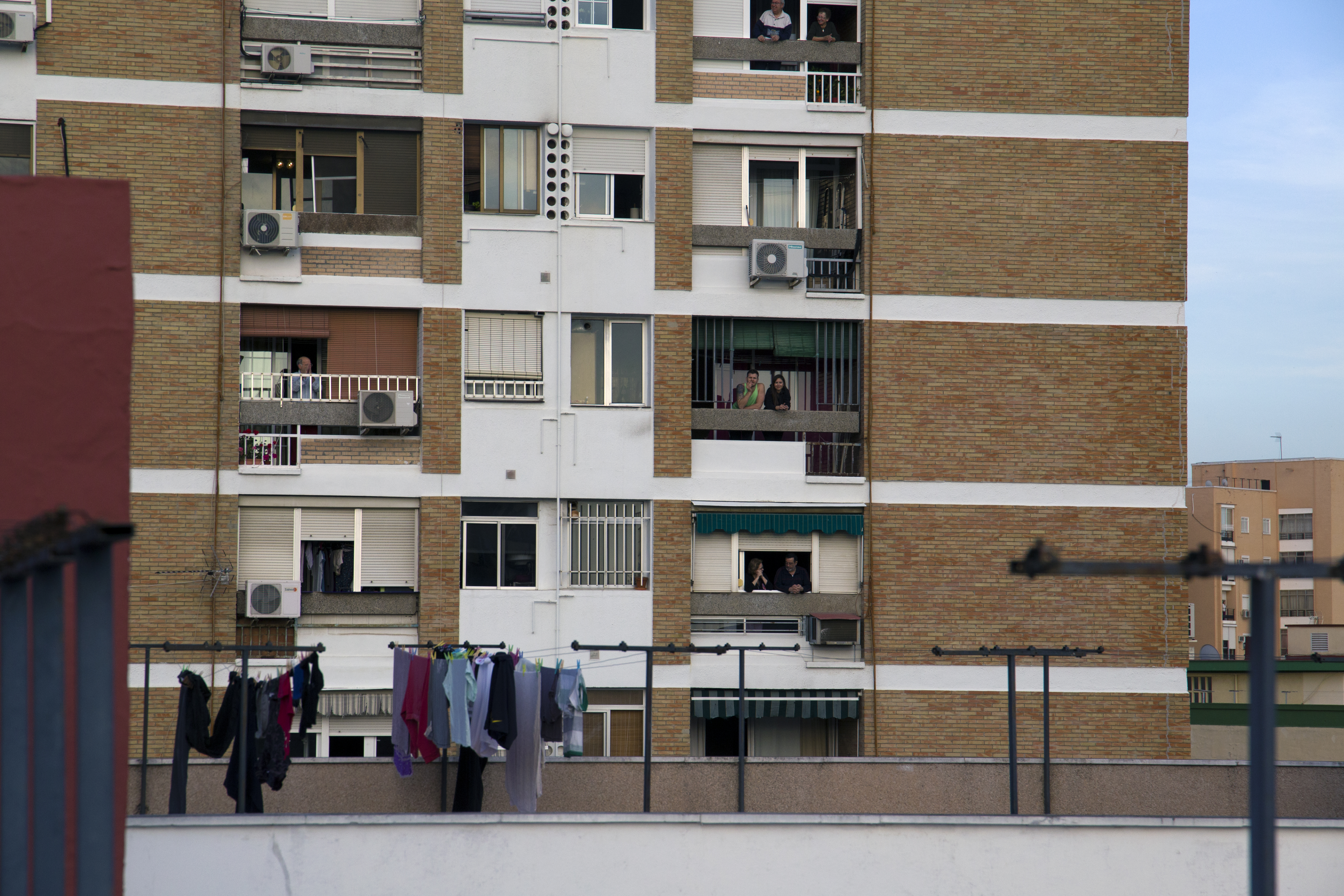 Vecinos en los balcones durante el confinamiento