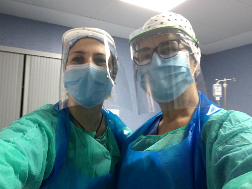 Lola Martínez junto a su compañera del hospital
