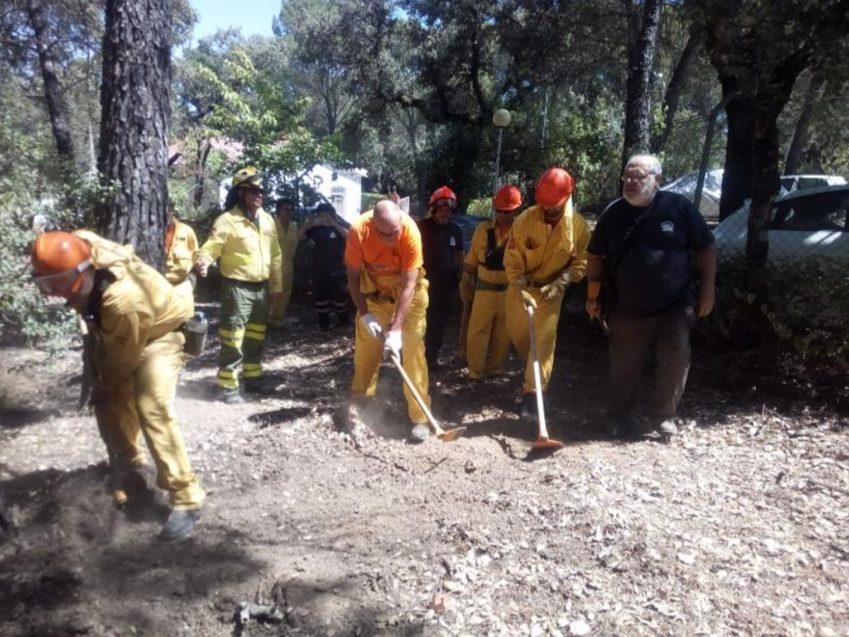  Imagen del grupo de voluntarios durante la realización de la actividad de prevención en la zona de Siete Fincas