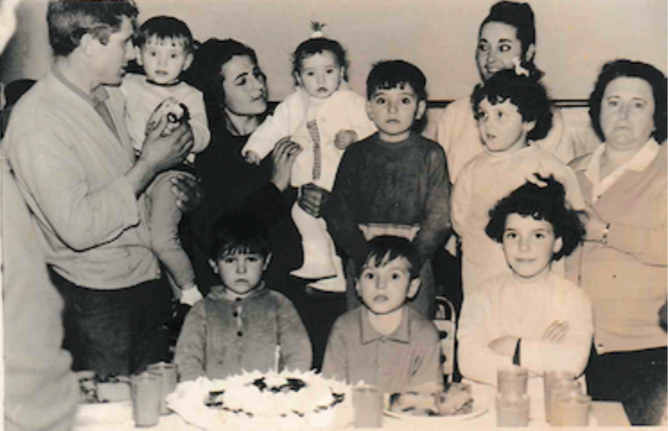 El actor en brazos de su padre junto a su familia. Foto: Álbum familiar, Mª Carmen Tejero