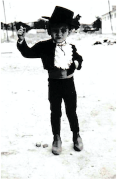 Fernando, de niño, vestido de flamenco. Foto: Álbum familiar Mª Carmen Tejero