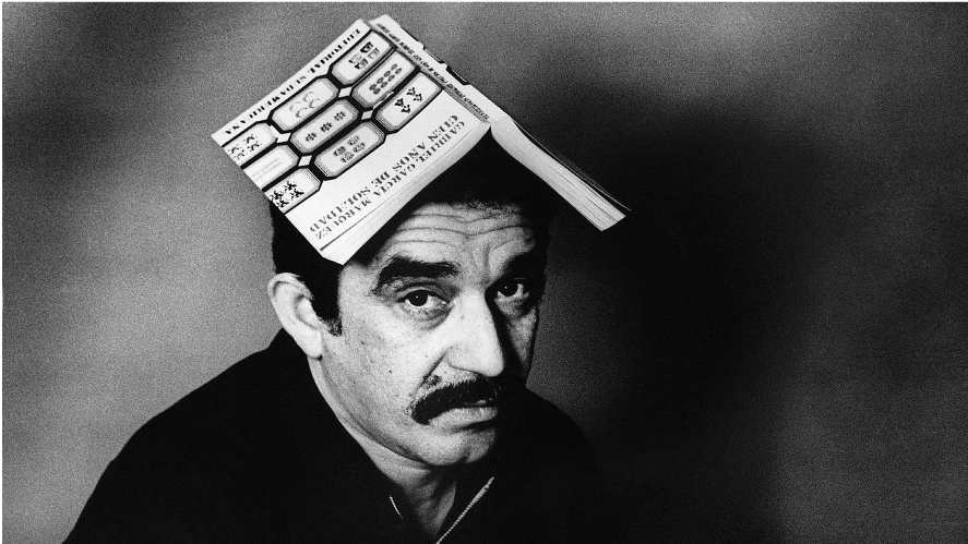 Gabriel García Márquez usando un ejemplar de su obra Cien años de soledad como sombrero
